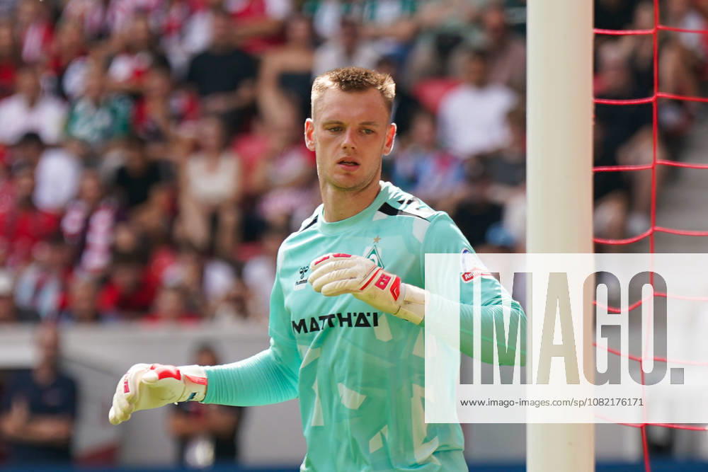 Deutschland: Fussball Bundesliga Saison 2026 - 2027, 1. Spieltag - SC Freiburg vs Werder Bremen - Europa Park Stadion (Freiburg): Karl Hein (Werder Bremen, 1)