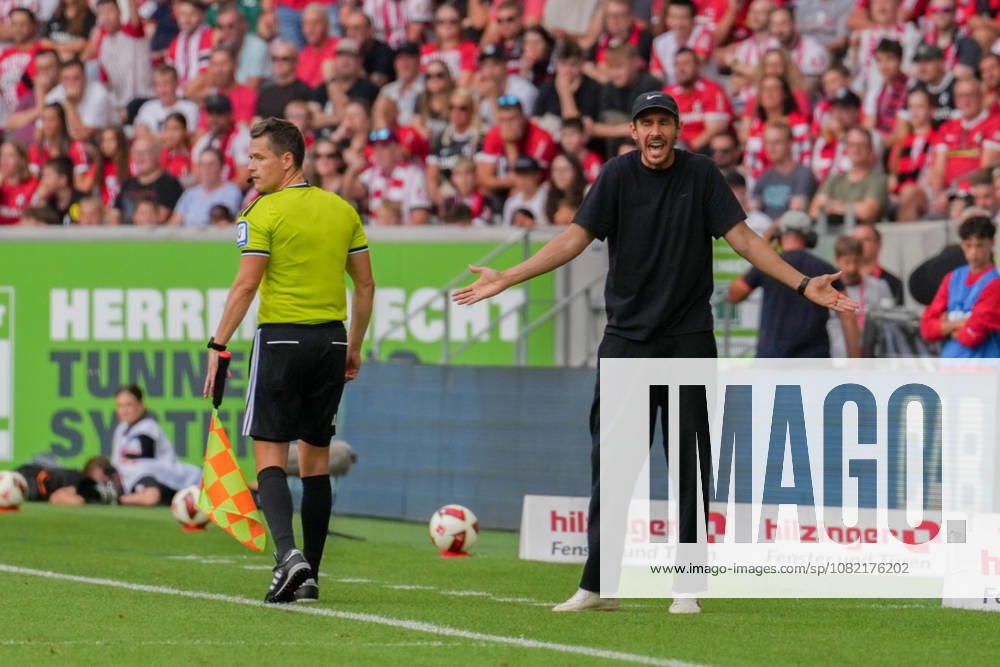 1. Bundesliga: SC Freiburg vs SV Werder Bremen, 30.08.2026 Julian Schuster (SC Freiburg, Trainer) an der Seitenlinie der die Entscheidung von Daniel Siebert (Schiedsrichter) nicht versteht 1. Bundesliga: SC Freiburg vs SV Werder Bremen, Europa-Park-Stadion, 30.08.2026 DFB DFL REGULATIONS PROHIBIT ANY USE OF PHOTOGRAPHS AS IMAGE SEQUENCES AND OR QUASI-VIDEO.