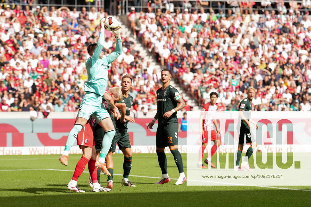 1. Bundesliga: SC Freiburg vs SV Werder Bremen, 30.08.2026 Karl Hein (SV Werder Bremen, 1) der den Ball aus der Luft holt 1. Bundesliga: SC Freiburg vs SV Werder Bremen, Europa-Park-Stadion, 30.08.2026 DFB DFL REGULATIONS PROHIBIT ANY USE OF PHOTOGRAPHS AS IMAGE SEQUENCES AND OR QUASI-VIDEO.