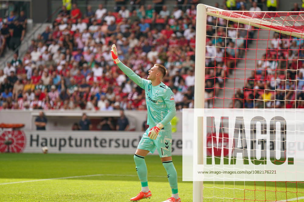 Deutschland: Fussball Bundesliga Saison 2026 - 2027, 1. Spieltag - SC Freiburg vs Werder Bremen - Europa Park Stadion (Freiburg): Karl Hein (Werder Bremen, 1)