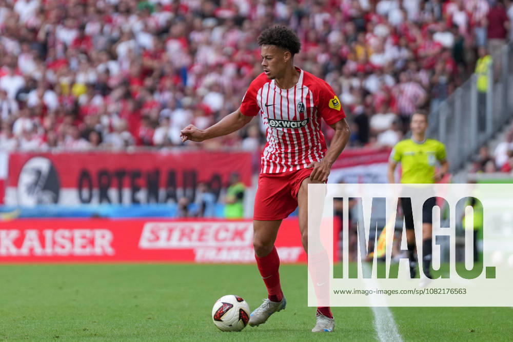 Derry Scherhant (SC Freiburg, 07) am Ball , Deutschland, Fussball, 1. Bundesliga, 1.Spieltag, 2026 2027, SC Freiburg vs. SV Werder Bremen, 30.08.2026, Europa-Park Stadion, Freiburg Freiburg Europa-Park Stadion Baden-Württemberg Deutschland