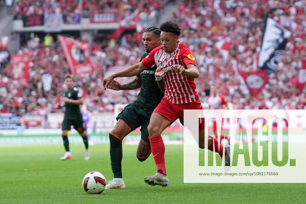 Justin Njinmah (SV Werder Bremen, 11) im Zweikampf mit Derry Scherhant (SC Freiburg, 07) , Deutschland, Fussball, 1. Bundesliga, 1.Spieltag, 2026 2027, SC Freiburg vs. SV Werder Bremen, 30.08.2026, Europa-Park Stadion, Freiburg Freiburg Europa-Park Stadion Baden-Württemberg Deutschland