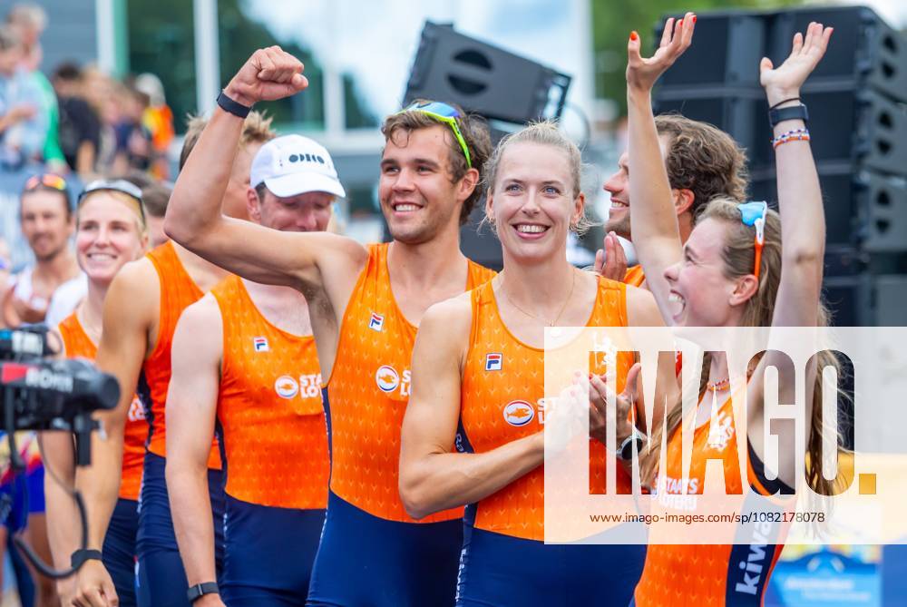 AMSTERDAM - Linn van Aanholt, Nika Johanna Vos, Ymkje Clevering, Gert-jan van Doorn, Lennart van Lierop, Eli Brouwer, Rik Rienks, Tinka Offereins, Richelle Rietdijk during the medal ceremony for the mixed eight on the seventh and final day of the World Rowing Championships at the Bosbaan in the Amsterdamse Bos. IRIS VAN DEN BROEK ANP ANPxSportx IVx 566598548 originalFilename: 566598548