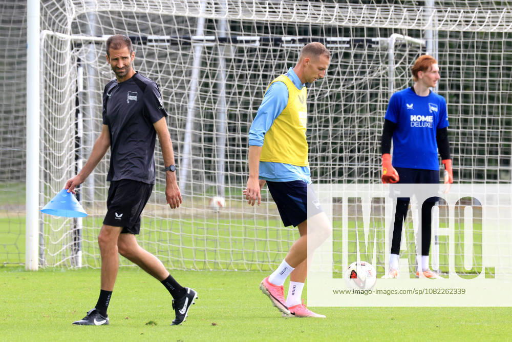 DEU GER, Fussball , 2.Fussballbundesliga, Saison 2026 2027, Sportforum, Hertha BSC, Training Gustaf Nilsson ( Hertha BSC Berlin 9 ), Co-Trainer Andre Mijatovic ( Hertha BSC Berlin ) 2. Liga: DFB DFL regulations prohibit any use of photographs as image sequences and or quasi-video) Berlin Sportforum Berlin Deutschland