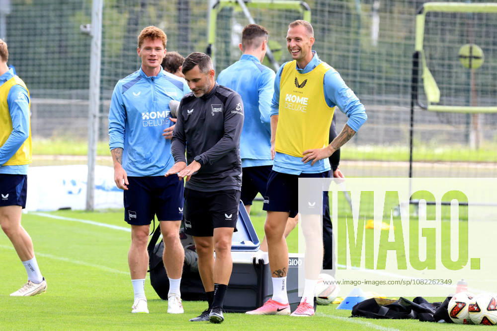 DEU GER, Fussball , 2.Fussballbundesliga, Saison 2026 2027, Sportforum, Hertha BSC, Training Gustaf Nilsson ( Hertha BSC Berlin 9 )Cheftrainer Stefan Leitl ( Hertha BSC Berlin ), Sebastian Groenning ( Hertha BSC Berlin 17 ), 2. Liga: DFB DFL regulations prohibit any use of photographs as image sequences and or quasi-video) Berlin Sportforum Berlin Deutschland
