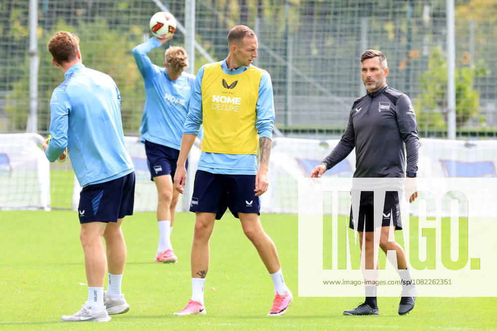 DEU GER, Fussball , 2.Fussballbundesliga, Saison 2026 2027, Sportforum, Hertha BSC, Training Gustaf Nilsson ( Hertha BSC Berlin 9 ), Cheftrainer Stefan Leitl ( Hertha BSC Berlin ) 2. Liga: DFB DFL regulations prohibit any use of photographs as image sequences and or quasi-video) Berlin Sportforum Berlin Deutschland