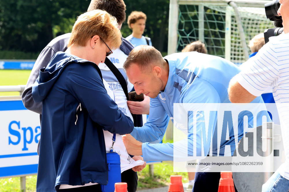 DEU GER, Fussball , 2.Fussballbundesliga, Saison 2026 2027, Sportforum, Hertha BSC, Training Gustaf Nilsson ( Hertha BSC Berlin 9 ), Hertha-BSC Fan 2. Liga: DFB DFL regulations prohibit any use of photographs as image sequences and or quasi-video) Berlin Sportforum Berlin Deutschland