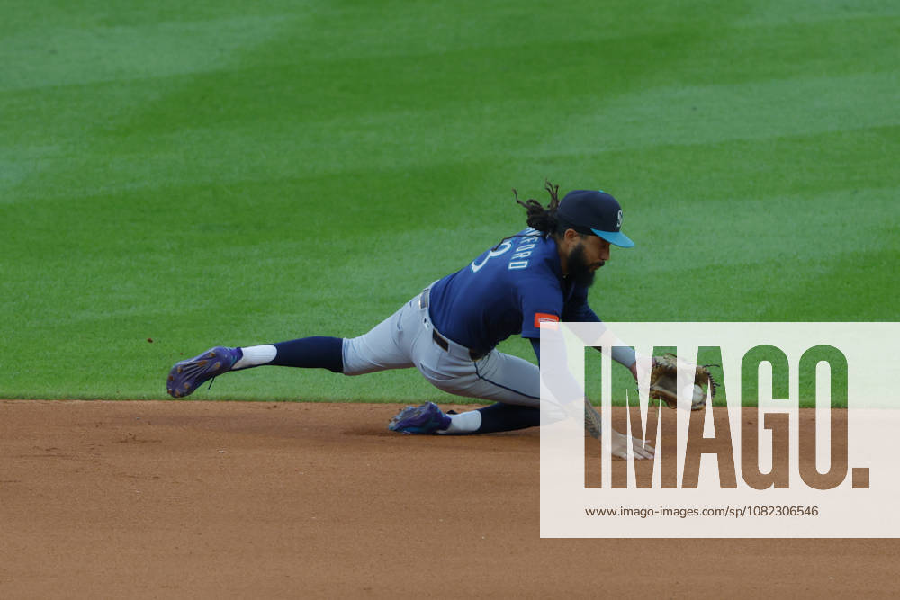 Seattle Mariners shortstop J.P. Crawford reaches for the ball during the eighth inning against the Boston Red Sox at Fenway Park in Boston, Massachusetts on Wednesday, September 2, 2026. BOP20260902019 CJxGUNTHER