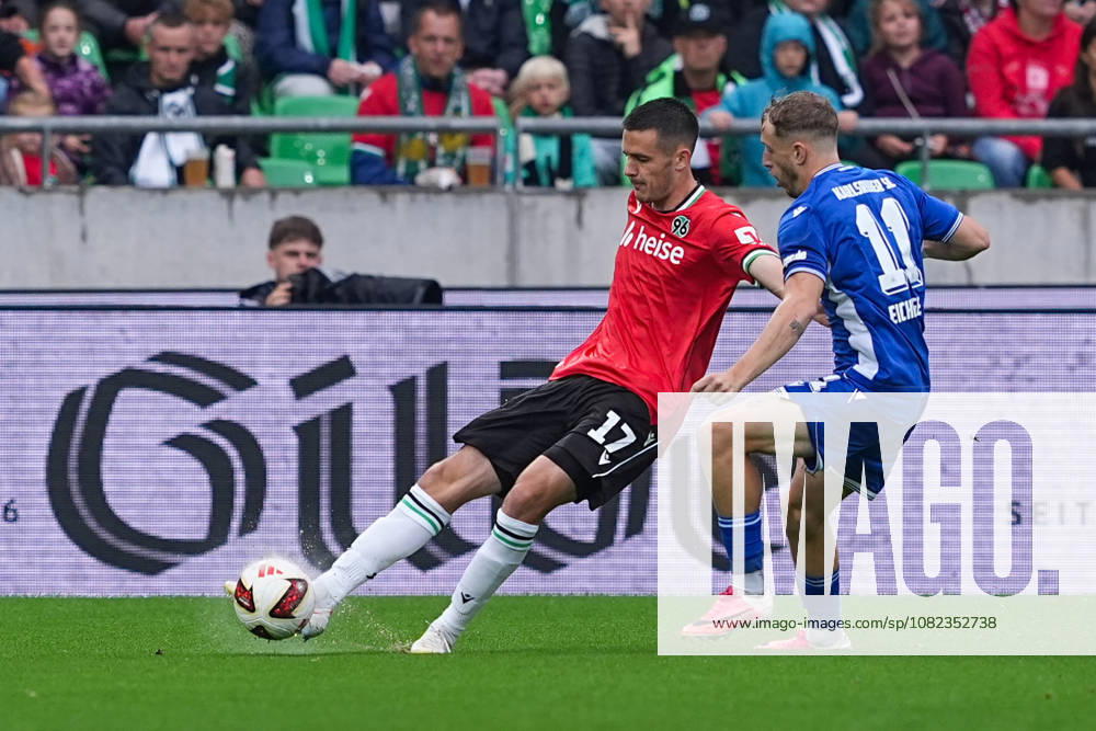 Herren, Fußball, 2.Bundesliga, Hannover 96 - Karlsruher SC, Saison 2026 2027, Heinz von Heiden Arena: Bastian Allgeier (Hannover 96, 17) im Zweikampf gegen Noel Eichinger (Karlsruher SC, 11) DFB regulations prohibit any use of photographs as image sequences and or quasi-video.