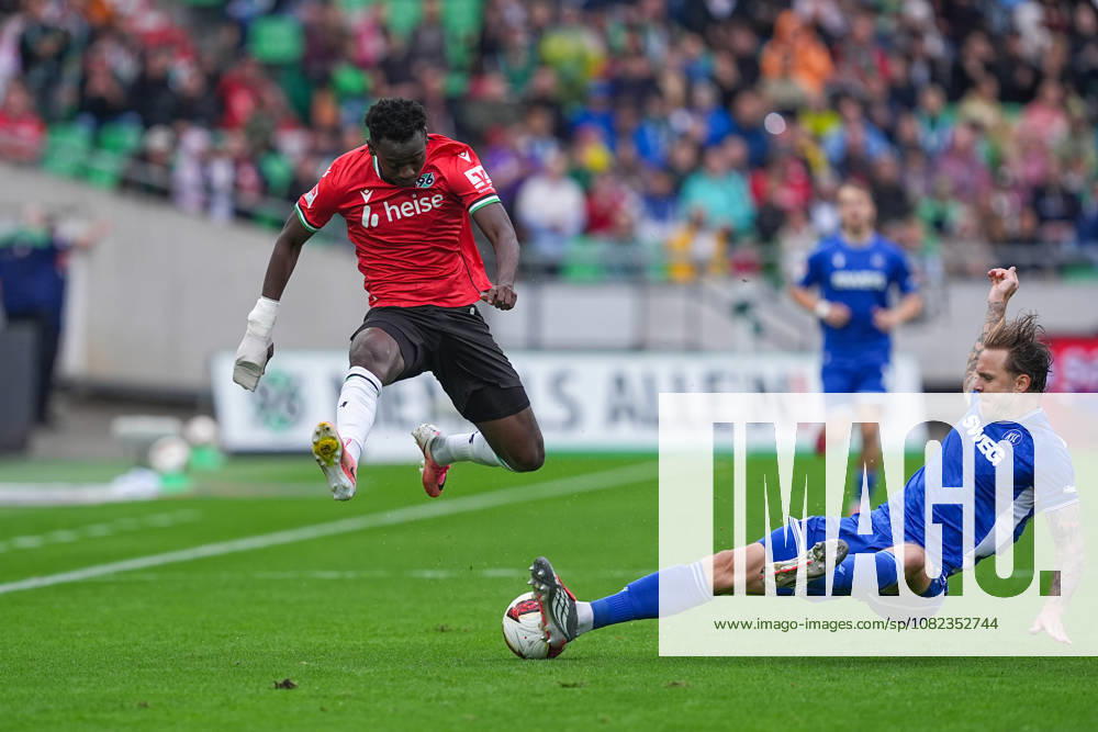 Herren, Fußball, 2.Bundesliga, Hannover 96 - Karlsruher SC, Saison 2026 2027, Heinz von Heiden Arena: Mustapha Bundu (Hannover 96, 7) im Zweikampf gegen Marcel Franke (Karlsruher SC, 28) DFB regulations prohibit any use of photographs as image sequences and or quasi-video.