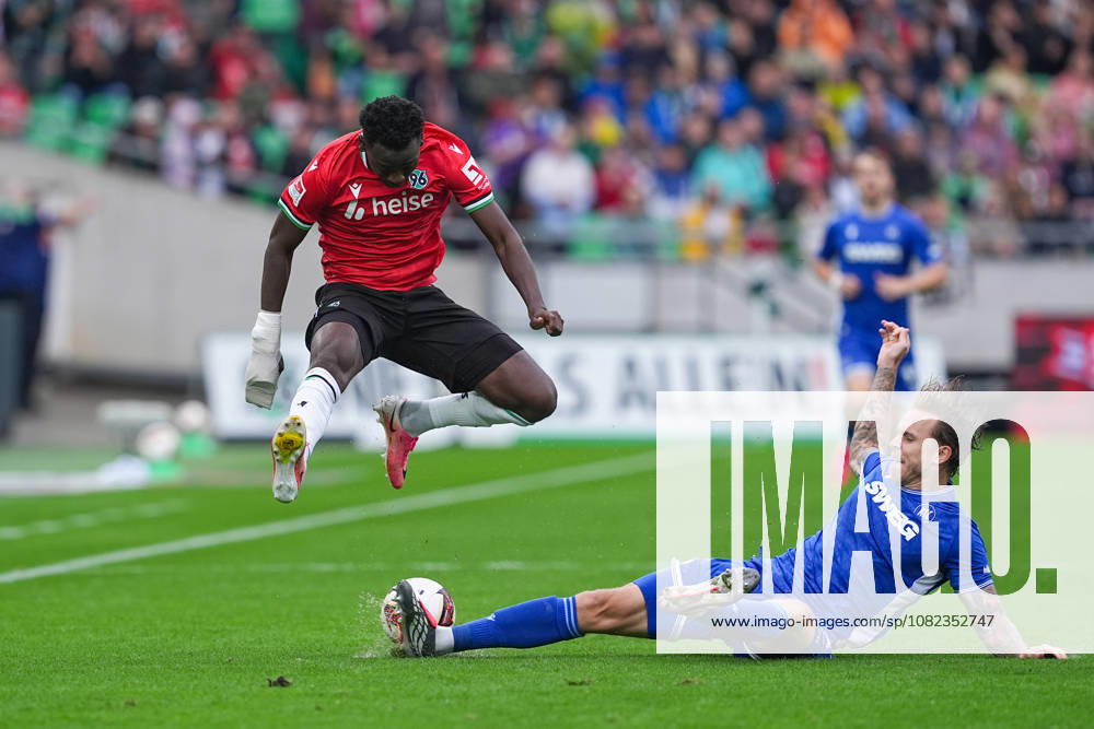 Herren, Fußball, 2.Bundesliga, Hannover 96 - Karlsruher SC, Saison 2026 2027, Heinz von Heiden Arena: Mustapha Bundu (Hannover 96, 7) im Zweikampf gegen Marcel Franke (Karlsruher SC, 28) DFB regulations prohibit any use of photographs as image sequences and or quasi-video.