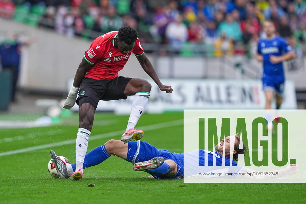 Herren, Fußball, 2.Bundesliga, Hannover 96 - Karlsruher SC, Saison 2026 2027, Heinz von Heiden Arena: Mustapha Bundu (Hannover 96, 7) im Zweikampf gegen Marcel Franke (Karlsruher SC, 28) DFB regulations prohibit any use of photographs as image sequences and or quasi-video.