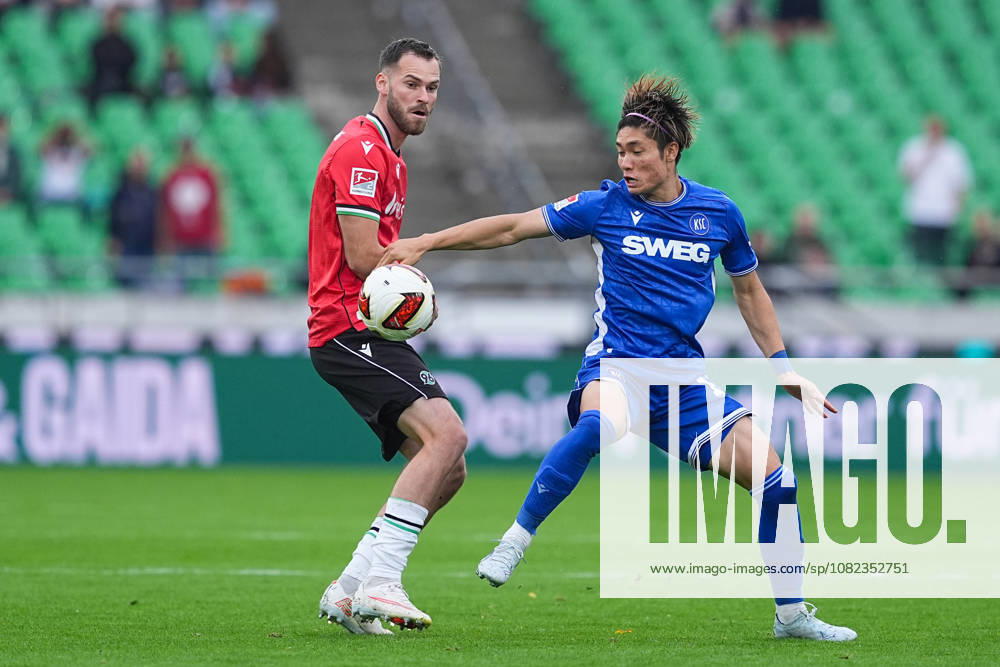 Herren, Fußball, 2.Bundesliga, Hannover 96 - Karlsruher SC, Saison 2026 2027, Heinz von Heiden Arena: Boris Tomiak (Hannover 96, 3) im Zweikampf gegen Shio Fukuda (Karlsruher SC, 13) DFB regulations prohibit any use of photographs as image sequences and or quasi-video.