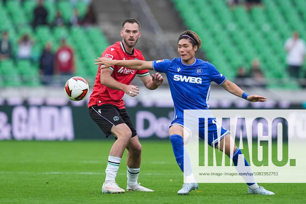 Herren, Fußball, 2.Bundesliga, Hannover 96 - Karlsruher SC, Saison 2026 2027, Heinz von Heiden Arena: Boris Tomiak (Hannover 96, 3) im Zweikampf gegen Shio Fukuda (Karlsruher SC, 13) DFB regulations prohibit any use of photographs as image sequences and or quasi-video.
