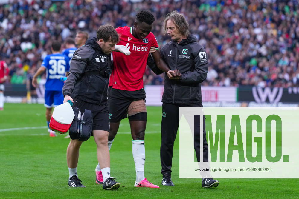 Herren, Fußball, 2.Bundesliga, Hannover 96 - Karlsruher SC, Saison 2026 2027, Heinz von Heiden Arena: Mustapha Bundu (Hannover 96, 7) muss verletzt Ausgewechselt werden DFB regulations prohibit any use of photographs as image sequences and or quasi-video.