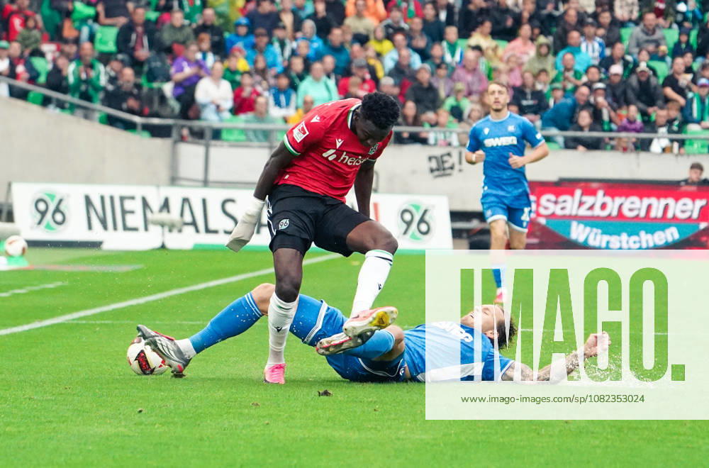 Deutschland: Fussball 2.Bundesliga 2026 2027, 4. Spieltag - Hannover 96 vs Karlsruher SC - Heinz von Heiden Arena Stadion (Hannover): im Zweikampf Marcel Franke (Karlsruher SC, 28) Mustapha Bundu (Hannover 96, 7)