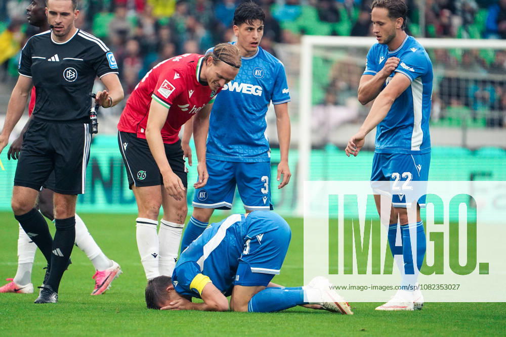 Deutschland: Fussball 2.Bundesliga 2026 2027, 4. Spieltag - Hannover 96 vs Karlsruher SC - Heinz von Heiden Arena Stadion (Hannover): Verletzung des Spielers Marvin Wanitzek (Karlsruher SC, 10)
