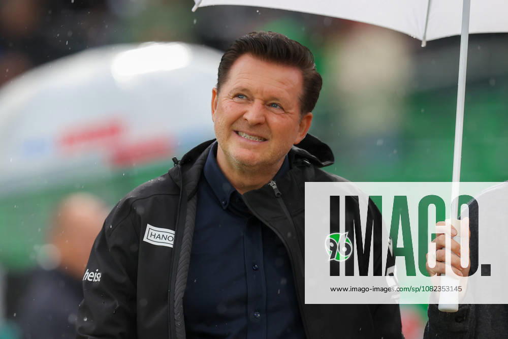 Fussball - 2.Bundesliga Hannover 96 - Karlsruher SC, v.l. Christian Titz (Hannover, Trainer) Hannover