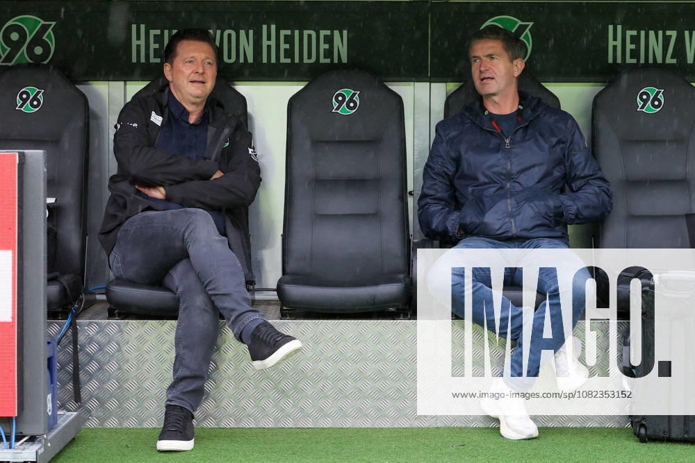 Fussball - 2.Bundesliga Hannover 96 - Karlsruher SC, v.l. Christian Titz (Hannover, Trainer) und Ralf Becker (Hannover, Sportdirektor) Hannover