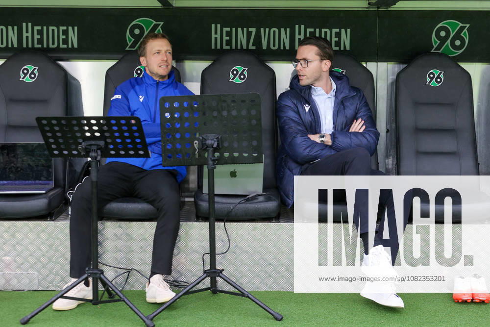 Fussball - 2.Bundesliga Hannover 96 - Karlsruher SC, v.l. Maximilian Senft (Karlsruhe, Trainer), Timon Pauls ( Karlsruhe ) Hannover