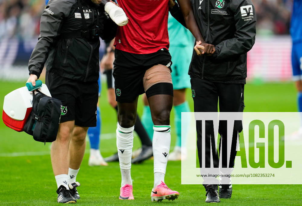 Mustapha Bundu (Hannover 96, 7) wird nach einer Verletzung in der ersten Halbzeit vom Platz begleitet. GER, Hannover 96 vs Karlsruher SC, 2. Bundesliga, 4. Spieltag, Saison 2026-27, Heinz von Heiden Arena, Hannover, 04.09.2026 DFL REGULATIONS PROHIBIT ANY USE OF PHOTOGRAPHS AS IMAGE SEQUENCES AND OR QUASI-VIDEO GER, Hannover 96 vs Karlsruher SC, 2. Bundesliga, 4. Spieltag, Saison 2026-27, 04.09.2026 Hannover