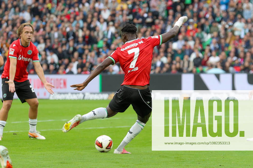 Fussball - 2.Bundesliga Hannover 96 - Karlsruher SC, v.l. Mustapha Bundu (Hannover, 7) verletzt sich beim Torschuss, schiesst den Ball aufs Tor, Schuss Hannover