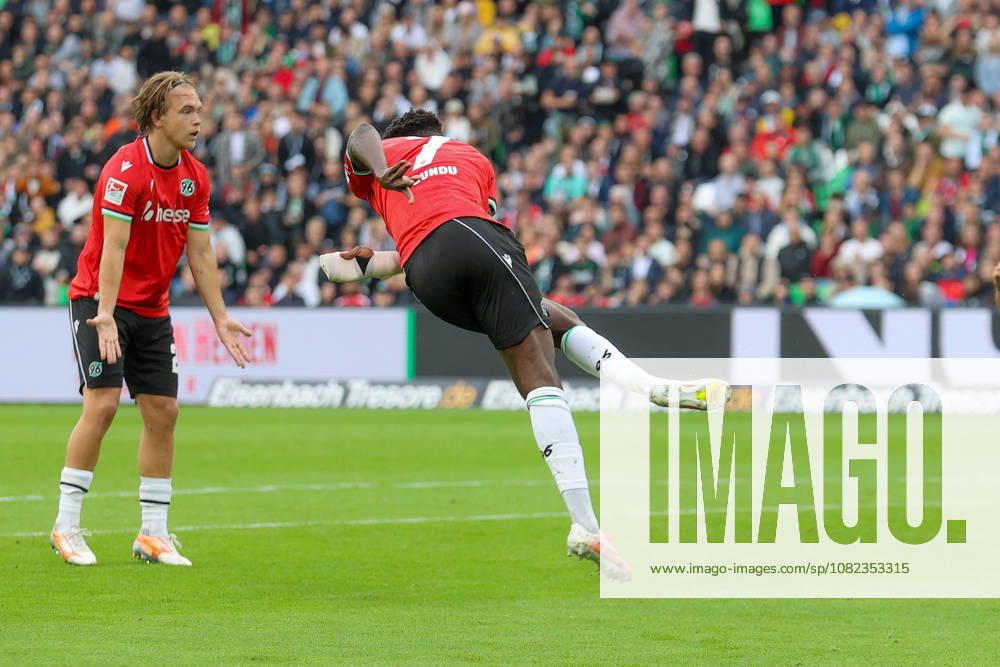 Fussball - 2.Bundesliga Hannover 96 - Karlsruher SC, v.l. Mustapha Bundu (Hannover, 7) verletzt sich beim Torschuss, schiesst den Ball aufs Tor, Schuss Hannover