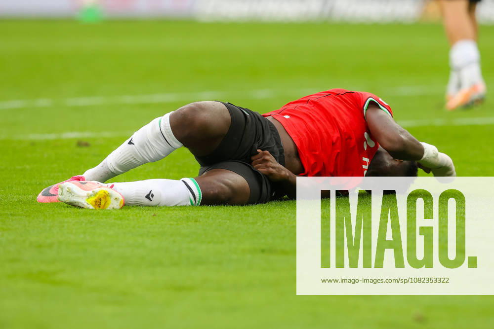Fussball - 2.Bundesliga Hannover 96 - Karlsruher SC, v.l. Mustapha Bundu (Hannover, 7) verletzt sich beim Torschuss, schiesst den Ball aufs Tor, Schuss, Verletzung Hannover