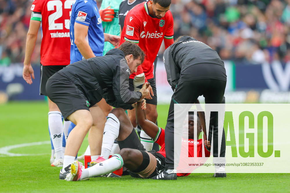 Fussball - 2.Bundesliga Hannover 96 - Karlsruher SC, v.l. Mustapha Bundu (Hannover, 7) verletzt sich beim Torschuss, schiesst den Ball aufs Tor, Schuss, Verletzung Hannover