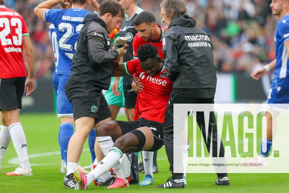 Fussball - 2.Bundesliga Hannover 96 - Karlsruher SC, v.l. Mustapha Bundu (Hannover, 7) verletzt sich beim Torschuss, schiesst den Ball aufs Tor, Schuss, Verletzung Hannover