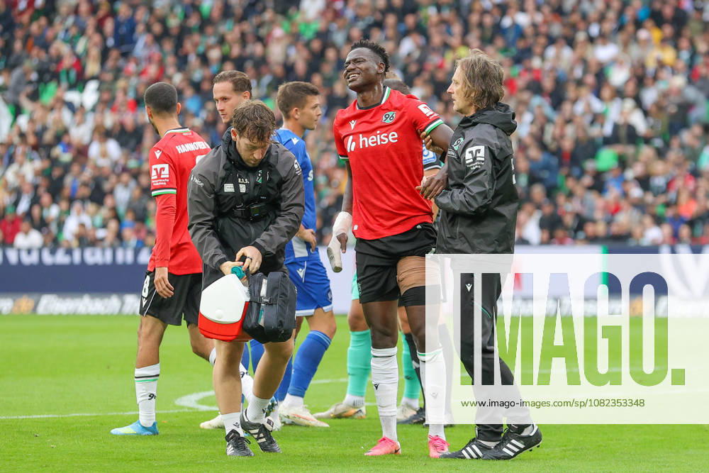 Fussball - 2.Bundesliga Hannover 96 - Karlsruher SC, v.l. Mustapha Bundu (Hannover, 7) verletzt sich beim Torschuss, schiesst den Ball aufs Tor, Schuss, Verletzung Hannover