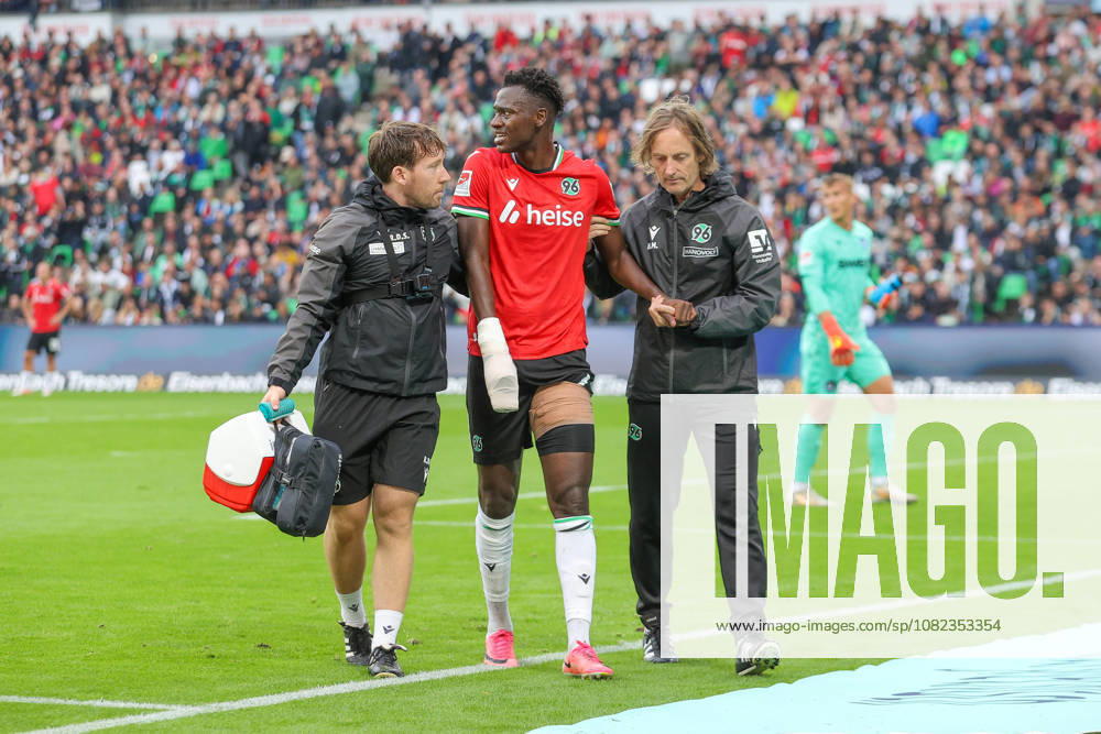 Fussball - 2.Bundesliga Hannover 96 - Karlsruher SC, v.l. Mustapha Bundu (Hannover, 7) verletzt sich beim Torschuss, schiesst den Ball aufs Tor, Schuss, Verletzung Hannover