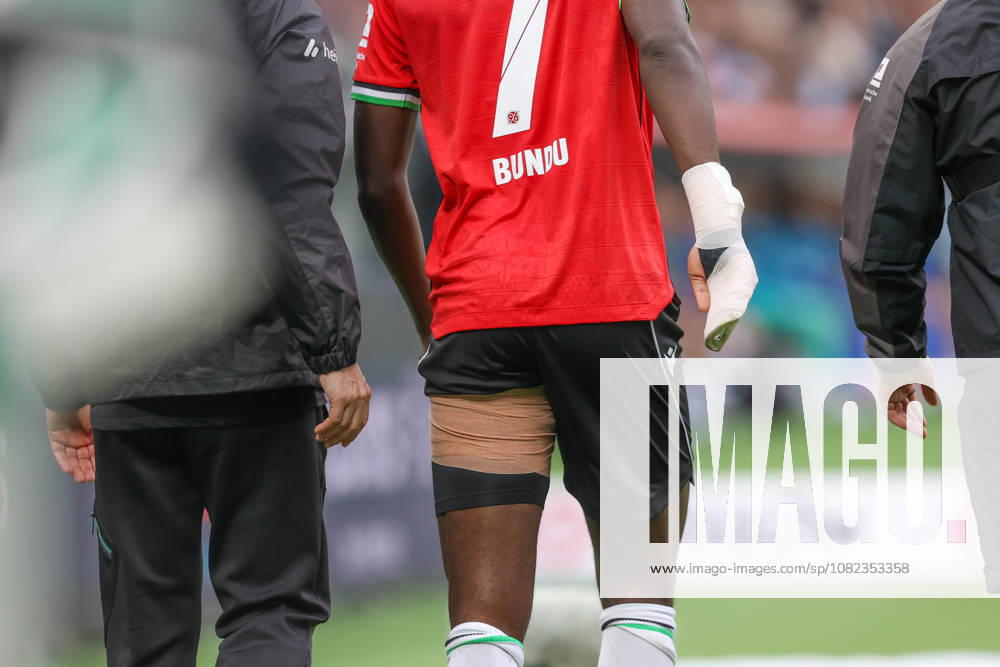 Fussball - 2.Bundesliga Hannover 96 - Karlsruher SC, v.l. Mustapha Bundu (Hannover, 7) verletzt sich beim Torschuss, schiesst den Ball aufs Tor, Schuss, Verletzung Hannover