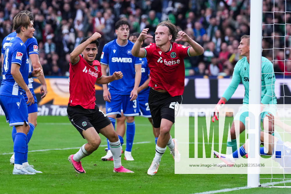 Herren, Fußball, 2.Bundesliga, Hannover 96 - Karlsruher SC, Saison 2026 2027, Heinz von Heiden Arena: Torjubel nach dem Tor zum 1:0 für Hannover 96 durch Torschütze Lars Gindorf (Hannover 96, 25) zusammen mit Husseyn Chakroun (Hannover 96, 14) DFB regulations prohibit any use of photographs as image sequences and or quasi-video.