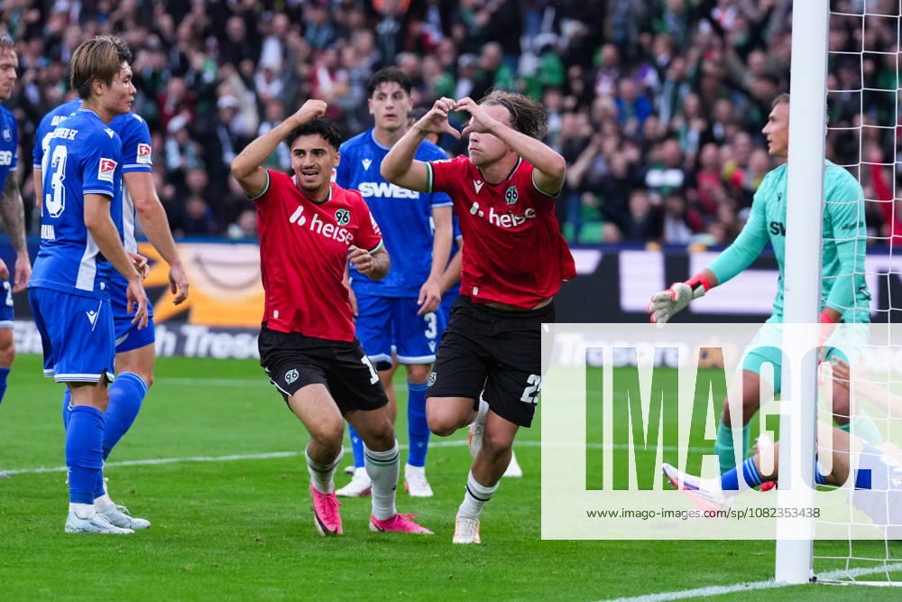 Herren, Fußball, 2.Bundesliga, Hannover 96 - Karlsruher SC, Saison 2026 2027, Heinz von Heiden Arena: Torjubel nach dem Tor zum 1:0 für Hannover 96 durch Torschütze Lars Gindorf (Hannover 96, 25) zusammen mit Husseyn Chakroun (Hannover 96, 14) DFB regulations prohibit any use of photographs as image sequences and or quasi-video.