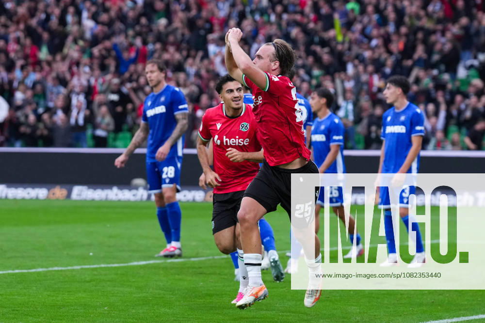 Herren, Fußball, 2.Bundesliga, Hannover 96 - Karlsruher SC, Saison 2026 2027, Heinz von Heiden Arena: Torjubel nach dem Tor zum 1:0 für Hannover 96 durch Torschütze Lars Gindorf (Hannover 96, 25) zusammen mit Husseyn Chakroun (Hannover 96, 14) DFB regulations prohibit any use of photographs as image sequences and or quasi-video.