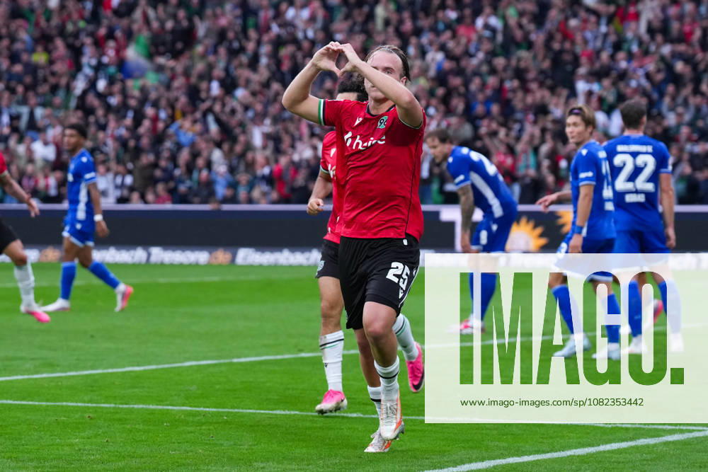 Herren, Fußball, 2.Bundesliga, Hannover 96 - Karlsruher SC, Saison 2026 2027, Heinz von Heiden Arena: Torjubel nach dem Tor zum 1:0 für Hannover 96 durch Torschütze Lars Gindorf (Hannover 96, 25) zusammen mit Husseyn Chakroun (Hannover 96, 14) DFB regulations prohibit any use of photographs as image sequences and or quasi-video.