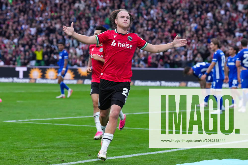 Herren, Fußball, 2.Bundesliga, Hannover 96 - Karlsruher SC, Saison 2026 2027, Heinz von Heiden Arena: Torjubel nach dem Tor zum 1:0 für Hannover 96 durch Torschütze Lars Gindorf (Hannover 96, 25) zusammen mit Husseyn Chakroun (Hannover 96, 14) DFB regulations prohibit any use of photographs as image sequences and or quasi-video.