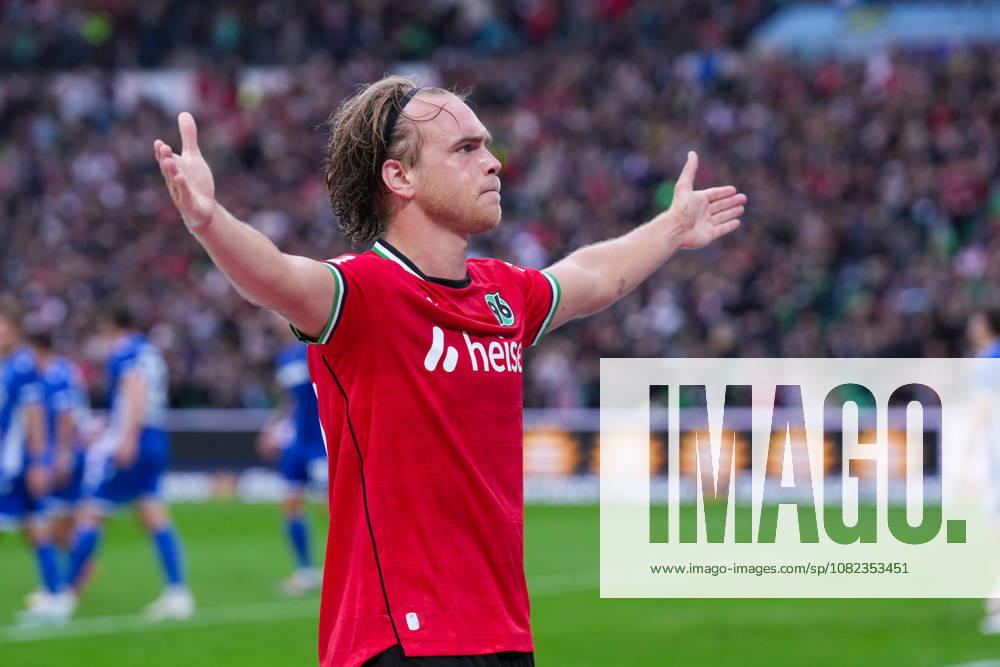 Herren, Fußball, 2.Bundesliga, Hannover 96 - Karlsruher SC, Saison 2026 2027, Heinz von Heiden Arena: Torjubel nach dem Tor zum 1:0 für Hannover 96 durch Torschütze Lars Gindorf (Hannover 96, 25) DFB regulations prohibit any use of photographs as image sequences and or quasi-video.