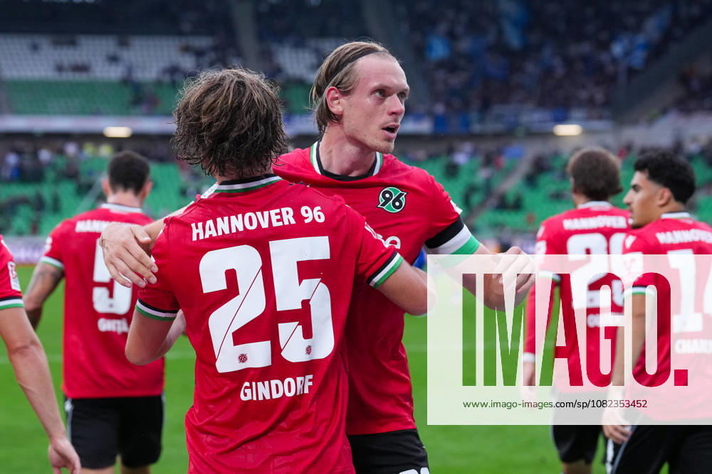Herren, Fußball, 2.Bundesliga, Hannover 96 - Karlsruher SC, Saison 2026 2027, Heinz von Heiden Arena: Torjubel nach dem Tor zum 1:0 für Hannover 96 durch Torschütze Lars Gindorf (Hannover 96, 25) zusammen mit Stefan Teitur Thordarson (Hannover 96, 23) DFB regulations prohibit any use of photographs as image sequences and or quasi-video.