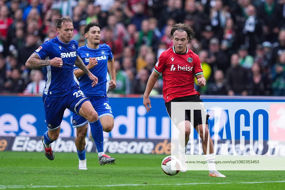 Herren, Fußball, 2.Bundesliga, Hannover 96 - Karlsruher SC, Saison 2026 2027, Heinz von Heiden Arena: Marcel Franke (Karlsruher SC, 28) und Rafael Pinto Pedrosa (Karlsruher SC, 36) und Lars Gindorf (Hannover 96, 25) im Sprint Duell DFB regulations prohibit any use of photographs as image sequences and or quasi-video.