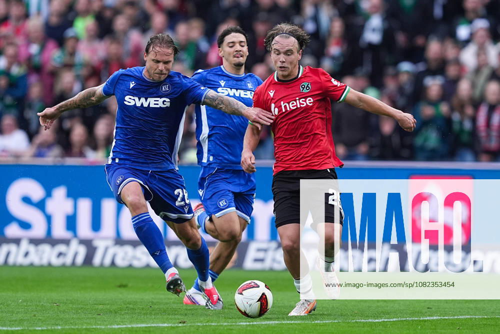 Herren, Fußball, 2.Bundesliga, Hannover 96 - Karlsruher SC, Saison 2026 2027, Heinz von Heiden Arena: Marcel Franke (Karlsruher SC, 28) und Rafael Pinto Pedrosa (Karlsruher SC, 36) im Zweikampf gegen Lars Gindorf (Hannover 96, 25) DFB regulations prohibit any use of photographs as image sequences and or quasi-video.