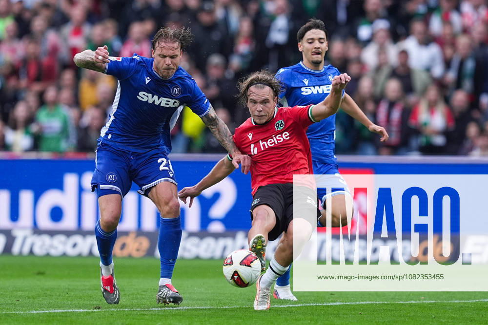 Herren, Fußball, 2.Bundesliga, Hannover 96 - Karlsruher SC, Saison 2026 2027, Heinz von Heiden Arena: Marcel Franke (Karlsruher SC, 28) und Rafael Pinto Pedrosa (Karlsruher SC, 36) im Zweikampf gegen Lars Gindorf (Hannover 96, 25) DFB regulations prohibit any use of photographs as image sequences and or quasi-video.