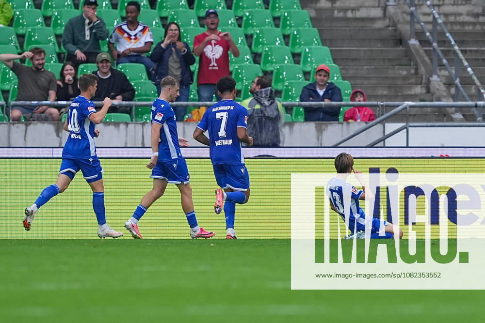 Herren, Fußball, 2.Bundesliga, Hannover 96 - Karlsruher SC, Saison 2026 2027, Heinz von Heiden Arena: Torjubel nach dem Tor zum 1:1 für den Karlsruher SC durch Torschütze Shio Fukuda (Karlsruher SC, 13) zusammen mit Marvin Wanitzek (Karlsruher SC, 10) und Noel Eichinger (Karlsruher SC, 11) Kevin Wiethaup (Karlsruher SC, 7) DFB regulations prohibit any use of photographs as image sequences and or quasi-video.