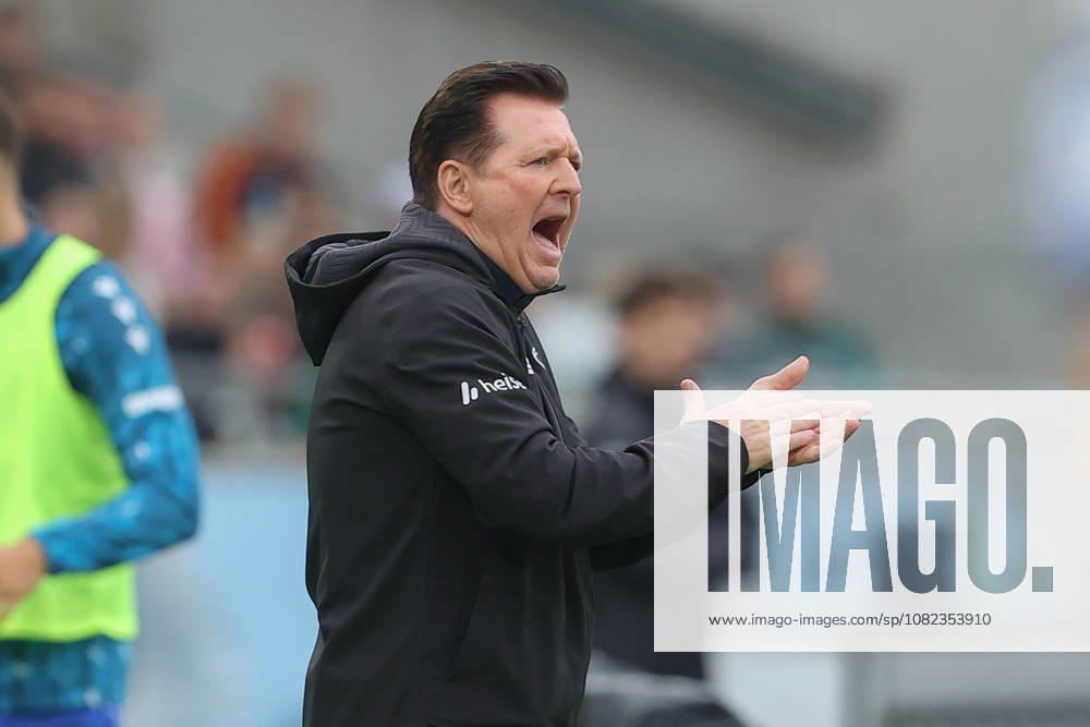 Fussball 2. Bundesliga, Hannover 96 - Karlsruher SC, v.l. Christian Titz (Hannover, Trainer) gibt Anweisungen, gestikuliert mit den Armen, gesticulate, gives instructions Hannover