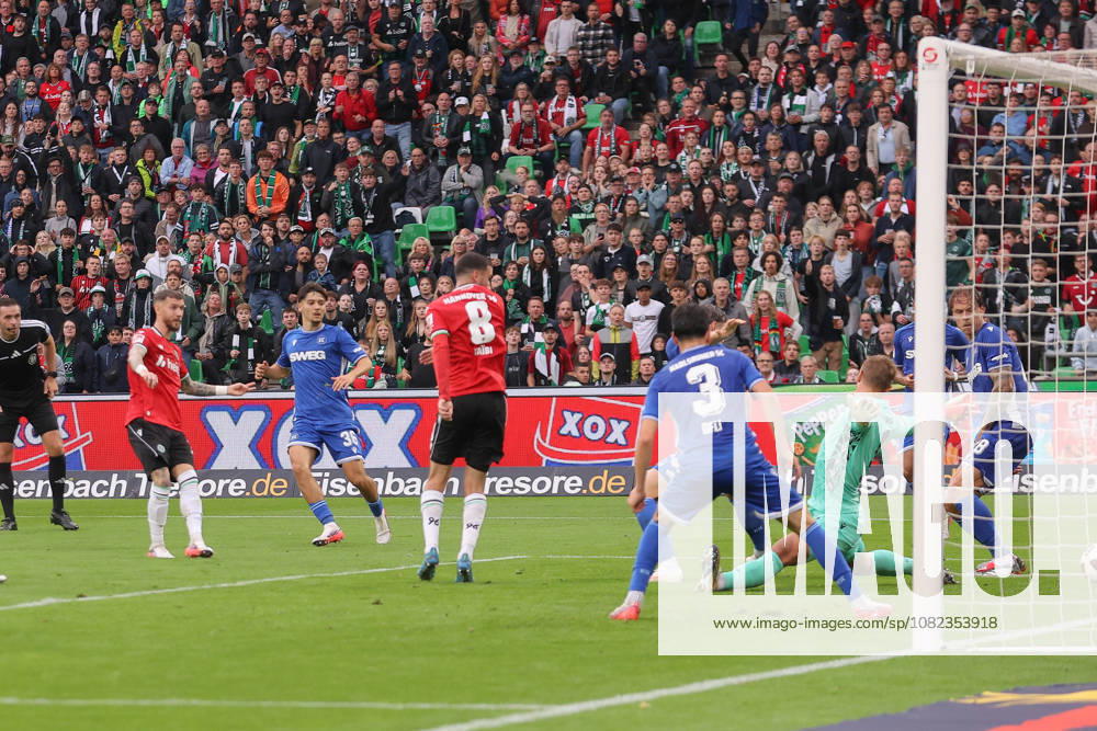 Fussball 2. Bundesliga, Hannover 96 - Karlsruher SC, v.l. Marcel Hartel (Hannover) schiesst Tor, schießt, Torschuetze, erzielt Tor, Treffer, scores the goal 2:1 Hannover
