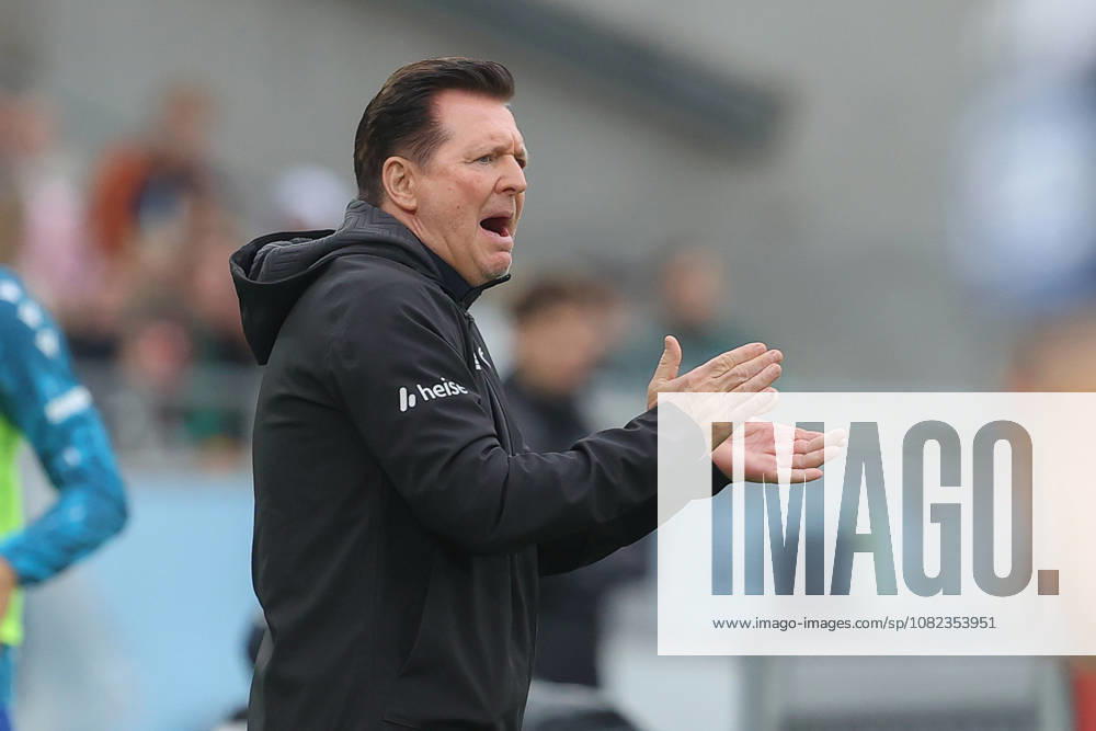 Fussball 2. Bundesliga, Hannover 96 - Karlsruher SC, v.l. Christian Titz (Hannover, Trainer) gibt Anweisungen, gestikuliert mit den Armen, gesticulate, gives instructions Hannover