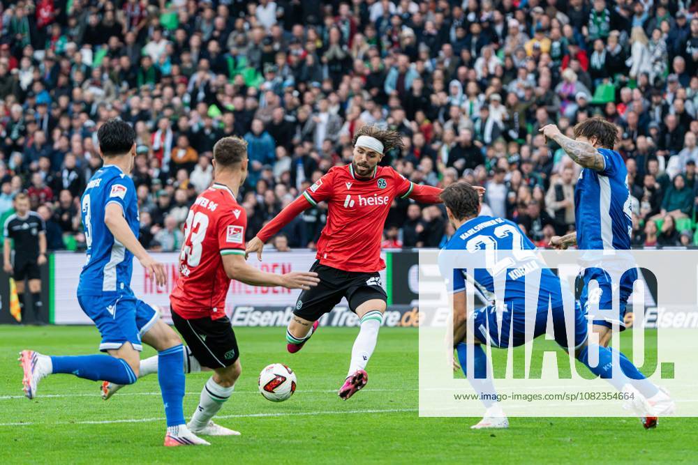 Hannover, Deutschland 04. September 2026: 2. BL - 2026 2027 - Sp. 4 - Hannover 96 gegen Karlsruher SC Im Bild: v. li. im Zweikampf Deniz Ofli (KSC), Maurice Neubauer (H96), Stefan Teitur Thordarson (H96), Christoph Kobald (KSC) und Marcel Franke (KSC) DFL DFB regulations prohibit any use of photographs as image sequences and or quasi-video Heinz von Heiden Arena Niedersachsen