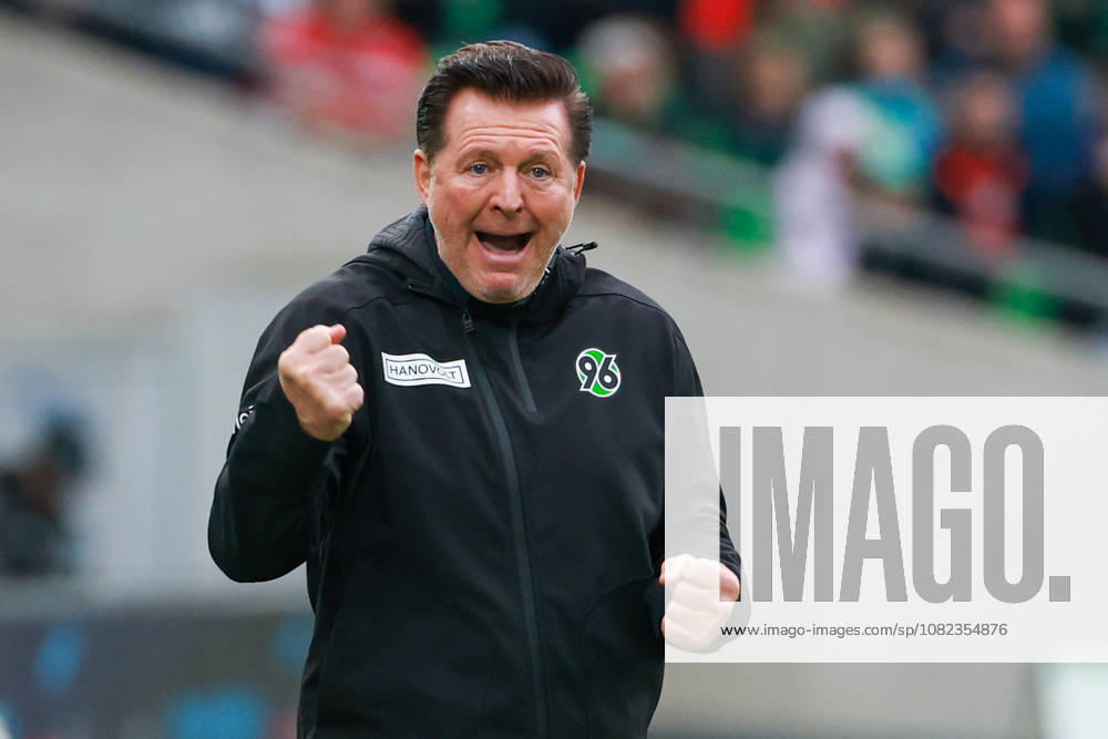 2. Bundesliga - Hannover 96 - Karlsruher SC am 04.09.2026 in der Heinz von Heiden Arena in Hannover Trainer Christian Titz (Hannover) gestikuliert