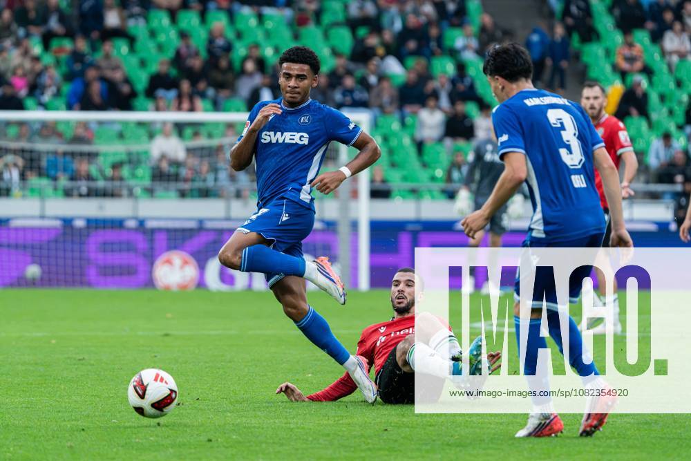 Hannover, Deutschland 04. September 2026: 2. BL - 2026 2027 - Sp. 4 - Hannover 96 gegen Karlsruher SC Im Bild: v. li. im Zweikampf Kevin Wiethaup (KSC) und Waniss Taibi (H96) DFL DFB regulations prohibit any use of photographs as image sequences and or quasi-video Heinz von Heiden Arena Niedersachsen
